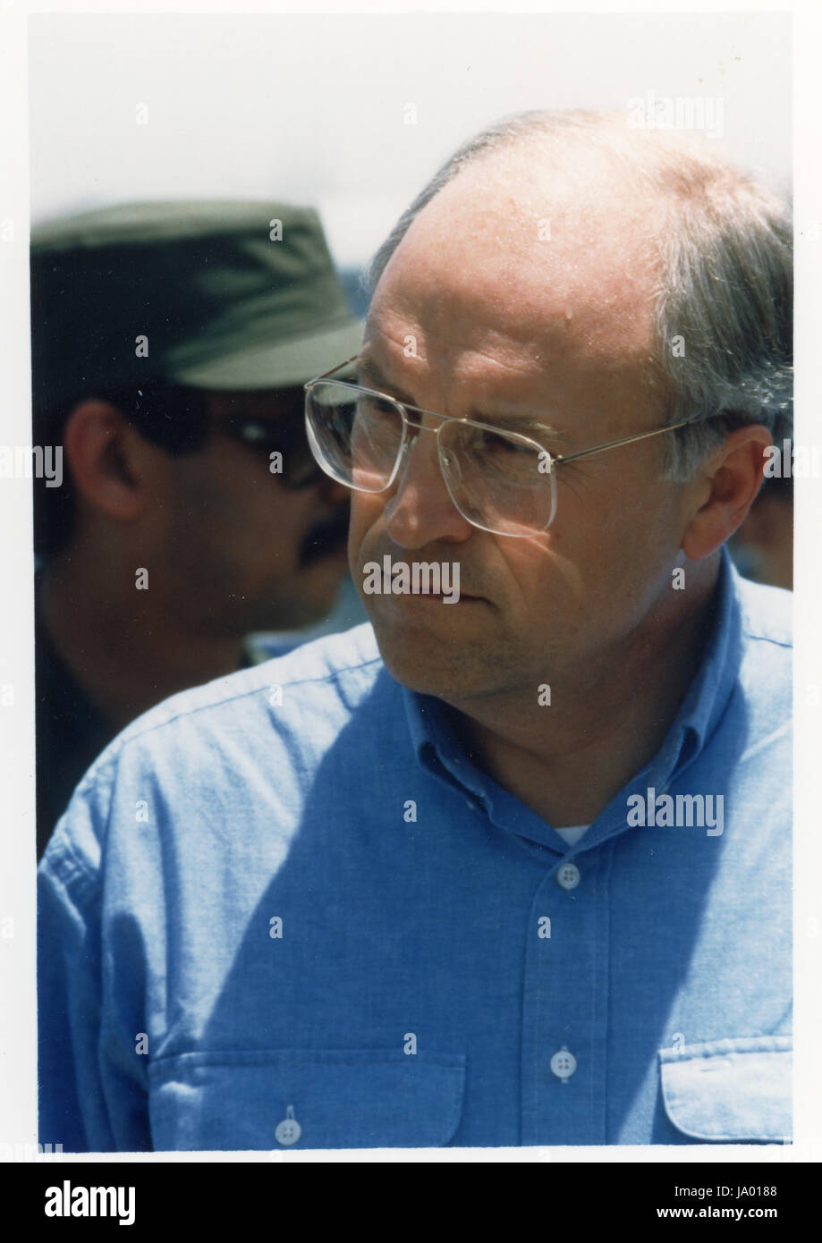 US-Verteidigungsminister Richard Cheney besucht U S Soldaten während der OPERATION DESERT SHIELD, Saudi Arabien, 23.08.1990. Foto von Master Sgt Bill Thompson Stockfoto