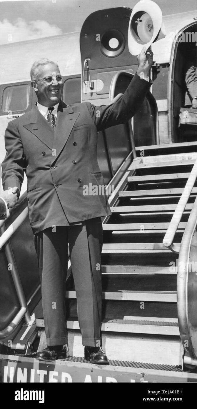 Republikanischen Vizepräsidenten hoffnungsvoll Gouverneur Earl Warren von Kalifornien am LaGuardia Field, New York, New York landet, 15.08.1948. Stockfoto