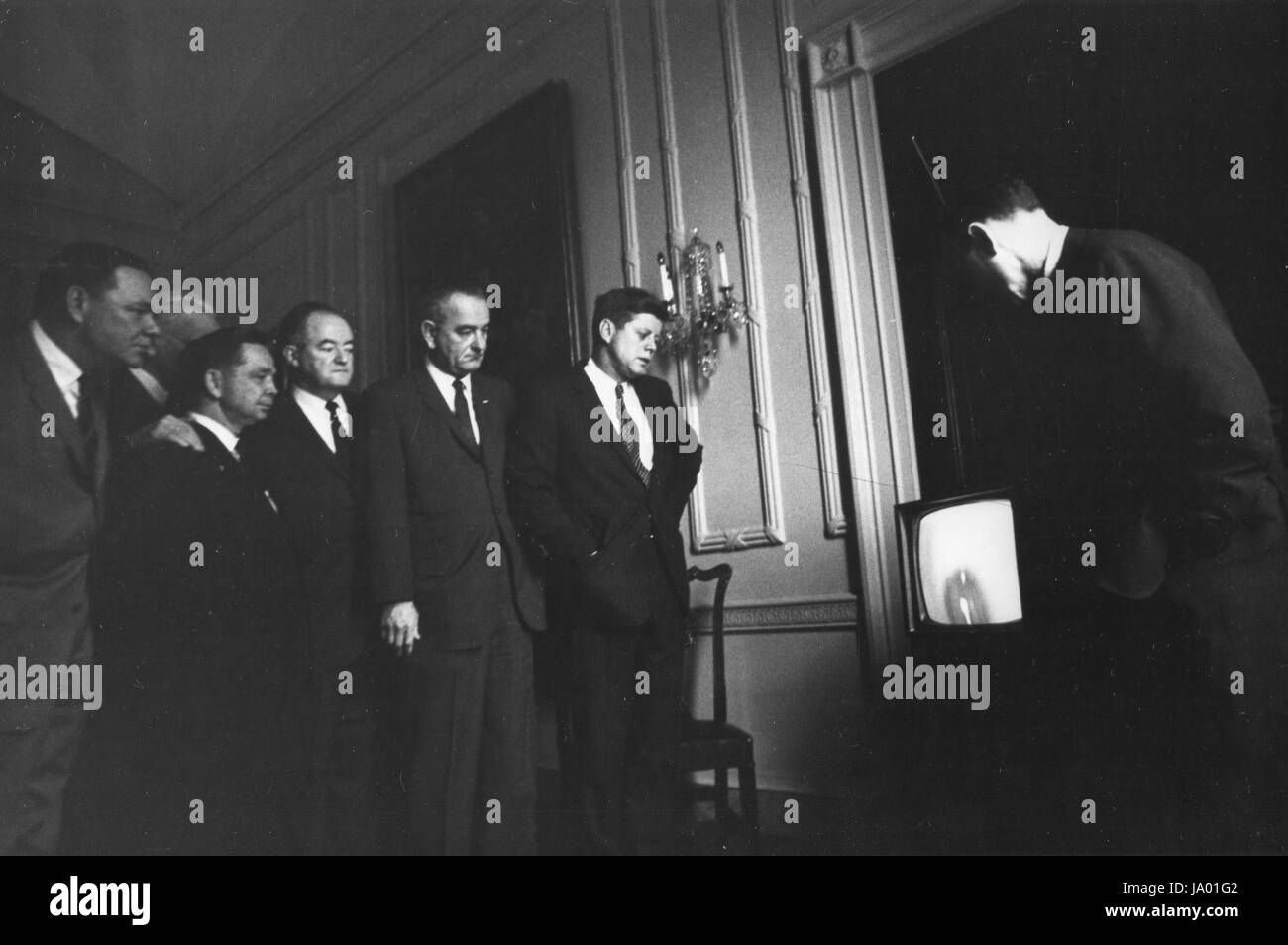 Präsident John F. Kennedy Uhren den Start für das Mercury-Raumschiff mit John H. Glenn, Jr. im Fernsehen mit, von links nach rechts, Rep Hale Boggs; Lautsprecher des Hauses John McCormack; Rep Carl Albert; Senator Hubert Humphrey und Vizepräsident Lyndon B. Johnson. Bei extremen Rechten ist Senator Mike Mansfield, Washington, DC, 20.02.1962. Stockfoto