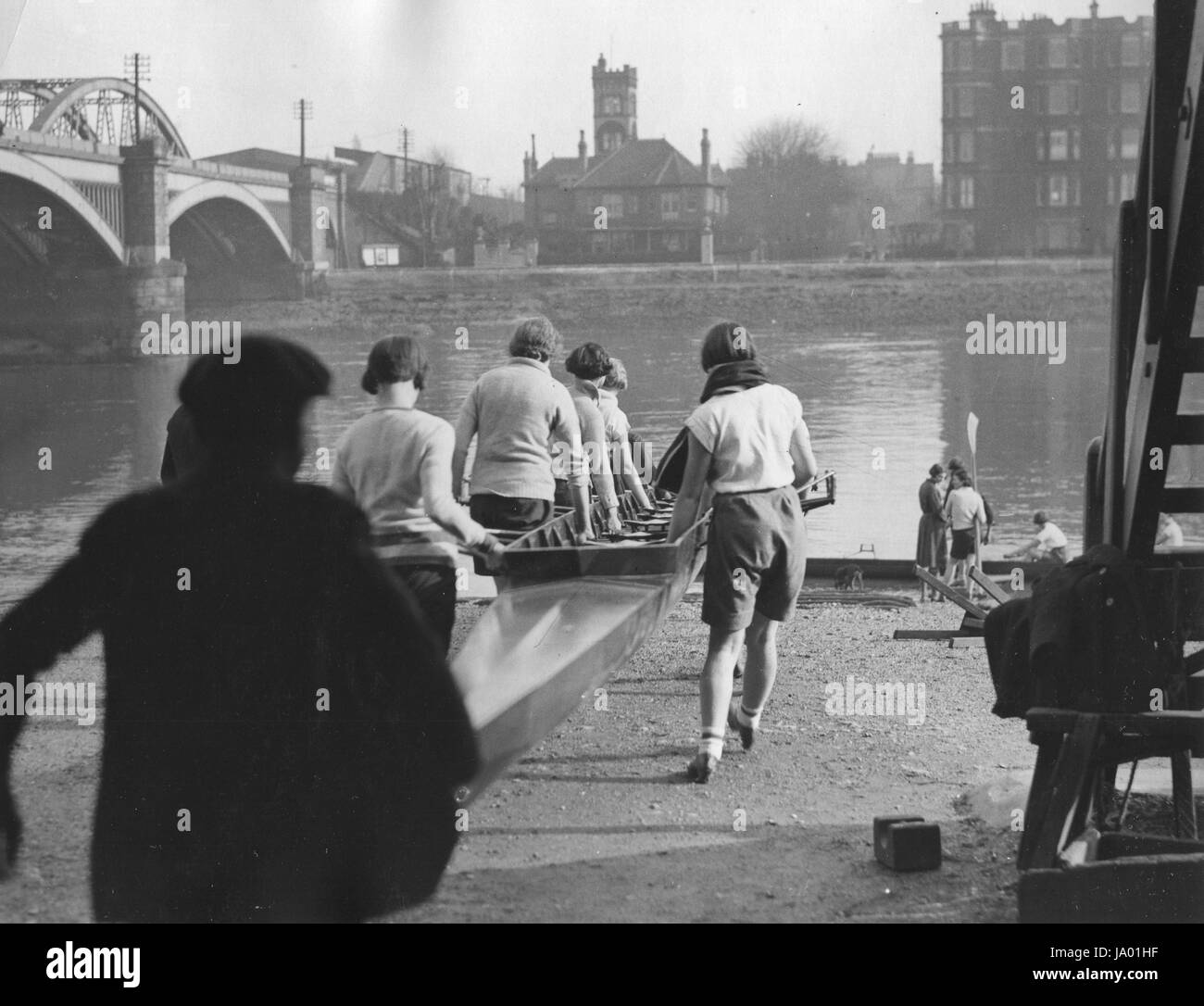 Kings College Girls herausnehmen ihres Bootes mit Hilfe der Bootsmann, London, England, 18.03.1933. Stockfoto