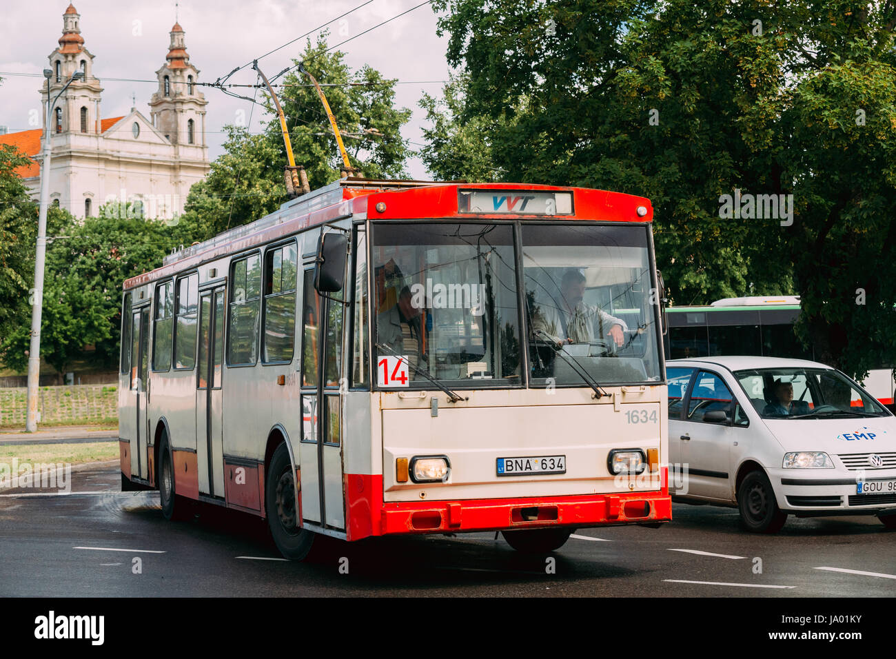 Vilnius, Litauen - 5. Juli 2016: Alte öffentlichen Obus Skoda 14Tr im Sommer Straße und Kirche von St. Raphael der Erzengel auf Hintergrund Stockfoto