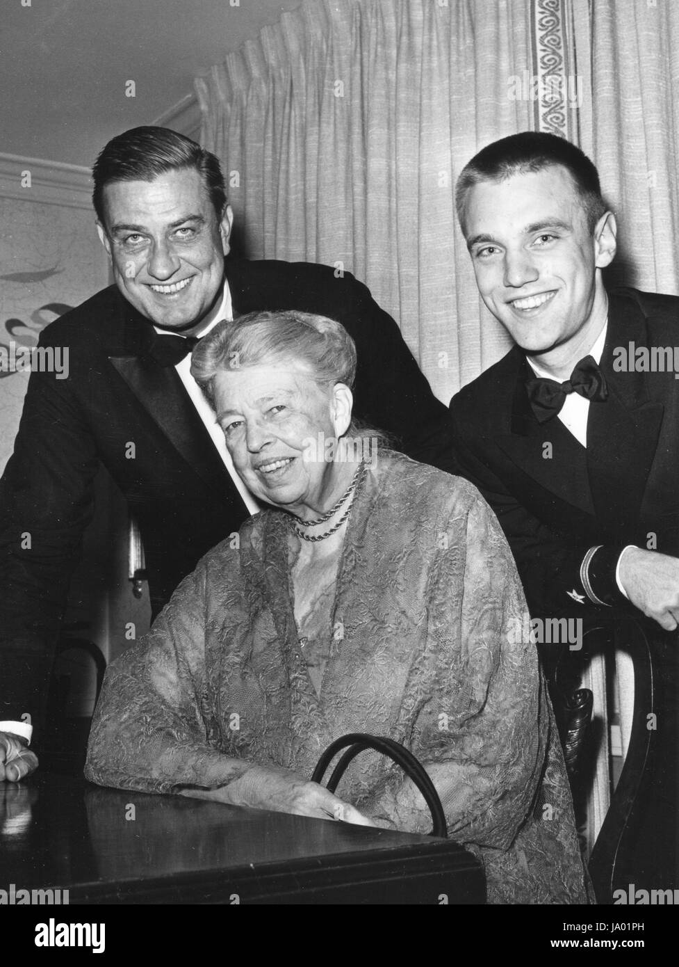 Drei Generationen von Roosevelts, die Teilnahme an einem Familienessen sind Franklin D Roosevelt, Jr (von links nach rechts), Frau Eleanor Roosevelt, Ehefrau des verstorbenen Präsidenten und Franklin D Roosevelt III, 23 Jahre alte Sohn von Roosevelt, Jr., Washington, DC, 06.10.1961. Stockfoto