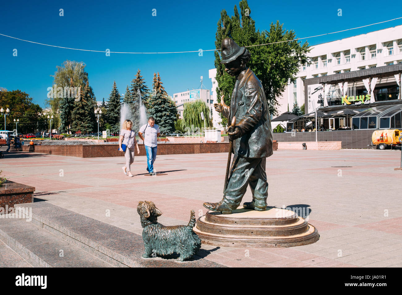 Gomel, Weißrussland - 26. August 2016: Passanten in der Nähe von Denkmal des berühmten sowjetischen Clown Rumjanzew oder Karandash in der Nähe von Gomel Staatszirkus In einem Sommer Stockfoto