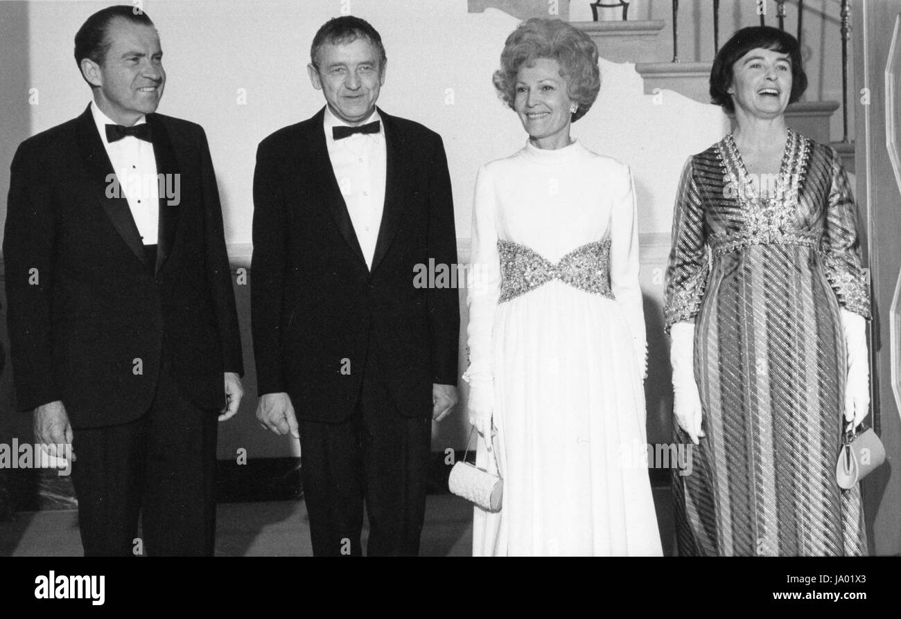 Präsident und Frau Richard M Nixon posieren mit amerikanischer Maler Andrew Wyeth (zweiter von links) und seine Frau (rechts) vor einem Abendessen zu Ehren des Künstlers in das Weiße Haus, Washington, DC, 19.02.1970. Stockfoto