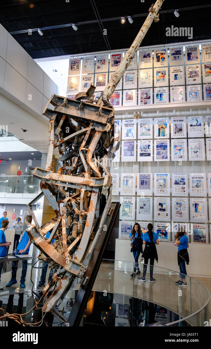 Antenne von der Spitze des World Trade Center nach 9/11 Angriff mit Schlagzeilen dahinter Newseum Museum, Pennsylvania Avenue, Washington D.C. Stockfoto