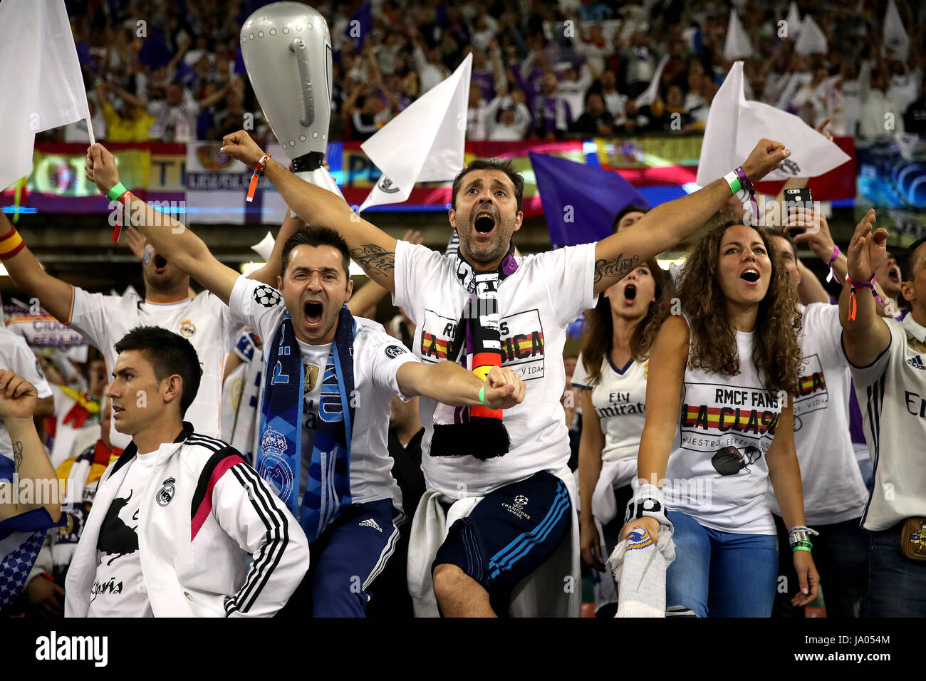 Real Madrid Fans zeigen Unterstützung für ihr Team auf der Tribüne während der UEFA Champions League Finale im National Stadium, Cardiff. Stockfoto