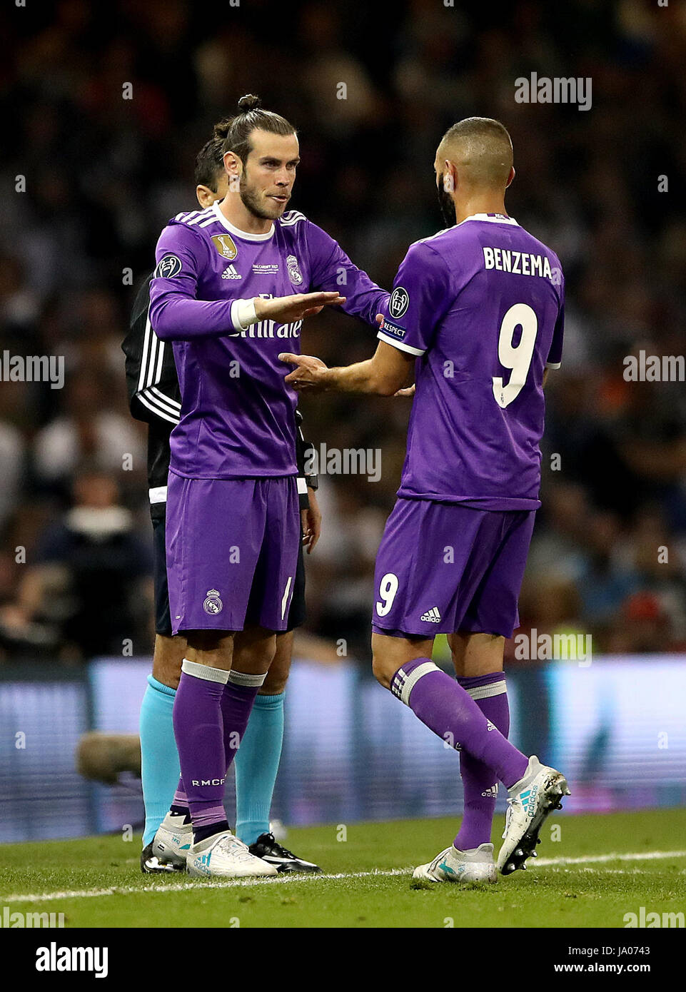 Real Madrids Gareth Bale kommt auf als Ersatz für Karim Benzema (rechts) während der UEFA Champions League Finale im National Stadium, Cardiff. Stockfoto