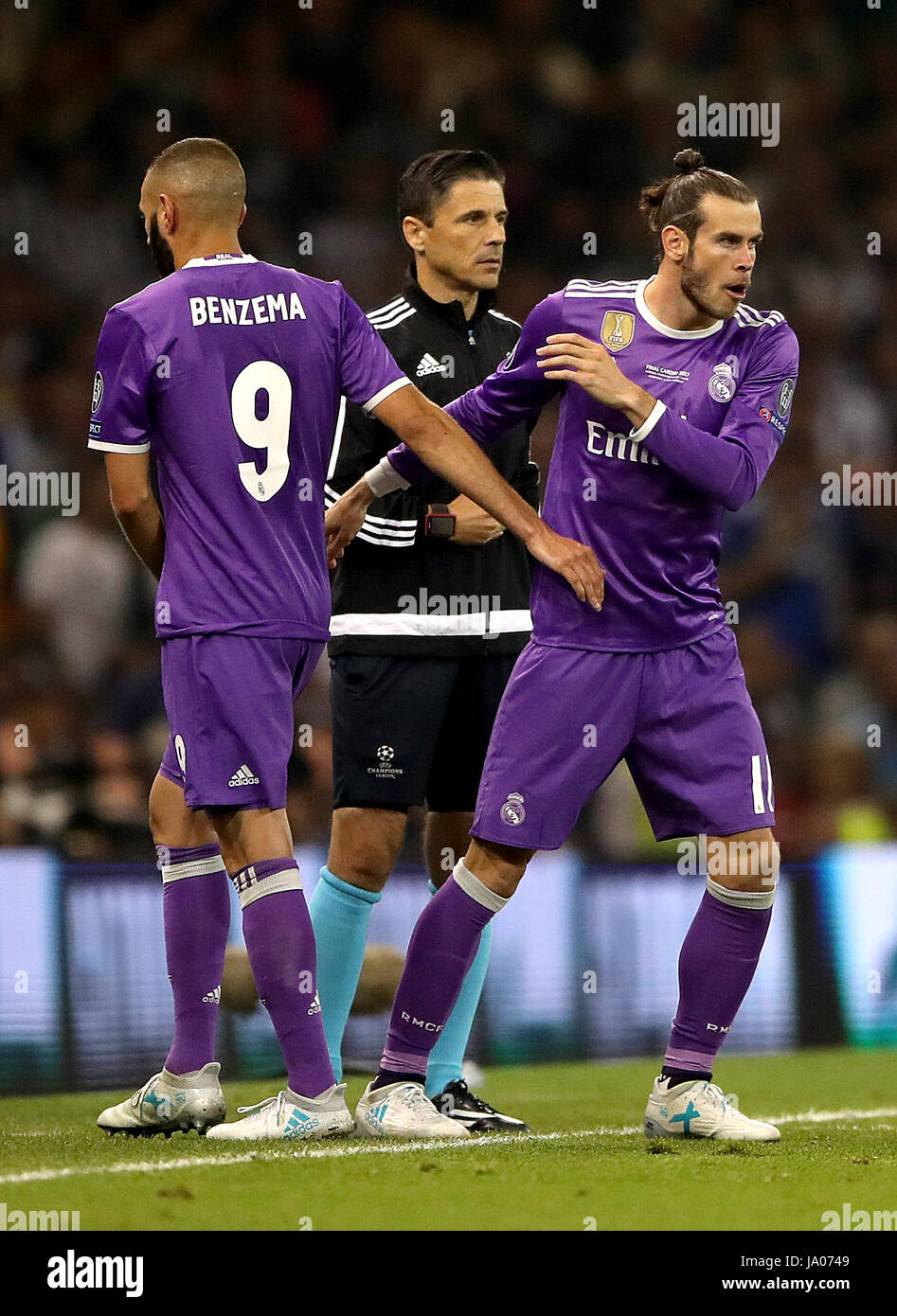 Real Madrids Gareth Bale leuchtet als Ersatz für Karim Benzema (links), während die UEFA Champions League Finale im National Stadium, Cardiff. Stockfoto