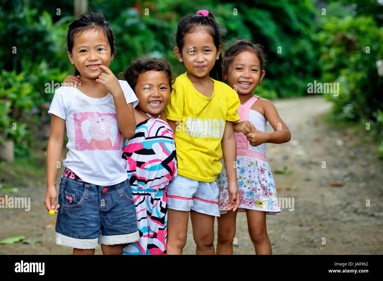 Vier kleine Mädchen in Wüste Dorf. Palawan, Philippinen, Asien 3, 4, 5, 6, 7, Jahre, Jahre alt, Stockfoto
