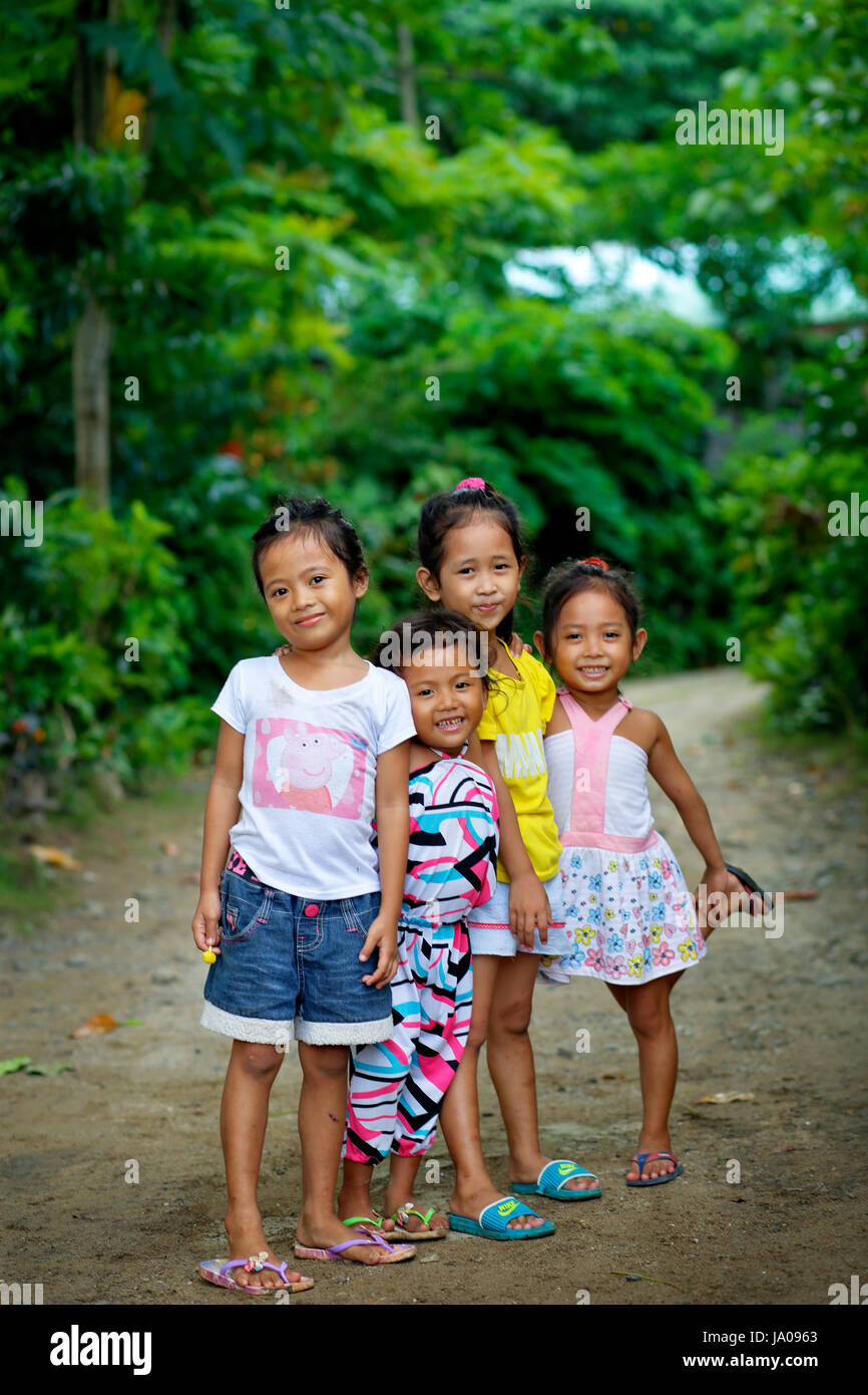Vier kleine Mädchen in Wüste Dorf. Palawan, Philippinen, Asien 3, 4, 5, 6, 7, Jahre, Jahre alt, Stockfoto