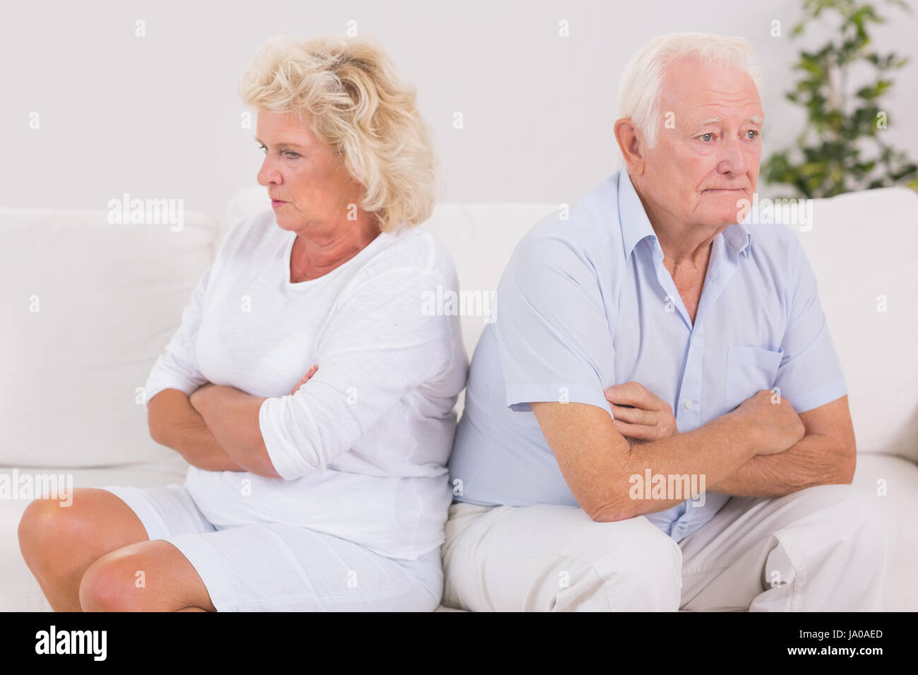 Unglückliche Frau zornig gegen einen alten Mann auf dem sofa Stockfoto