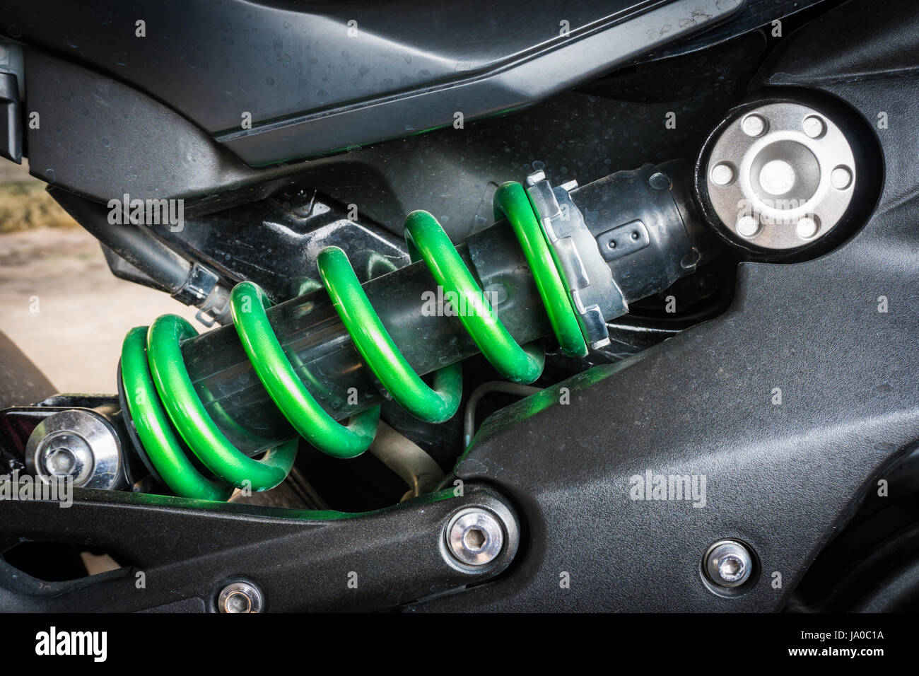 Modernen Motorrad Stoßdämpfer ein Gerät für die Absorption von Stößen und Vibrationen, vor allem an einem Kraftfahrzeug mit Fleck von Regentropfen. Wählen Sie Ziel Stockfoto