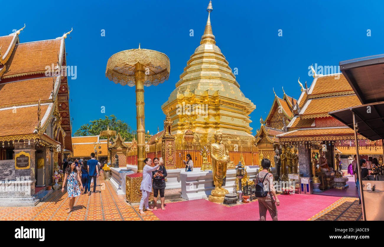 CHIANGMAI - März 6: Einheimische und Touristen kommen an den Doi Suthep Tempel in Chiang Mai, Thailand am 6. März 2017 zu beten. Der Tempel im Jahre 1385 gegründet ist Stockfoto