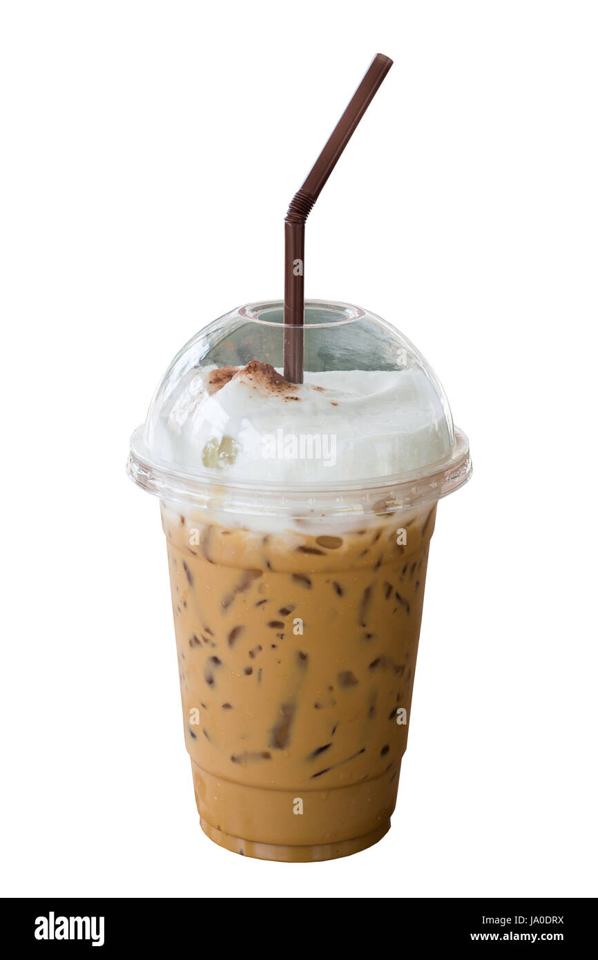 Iced Cappuccino Kaffee mit Stroh in Plastikbecher isoliert auf weißem Hintergrund. Selektiven Fokus. Stockfoto