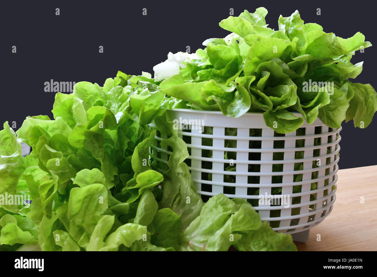 Salatblätter überfüllt weiße Coliander auf Schneidebrett Stockfoto