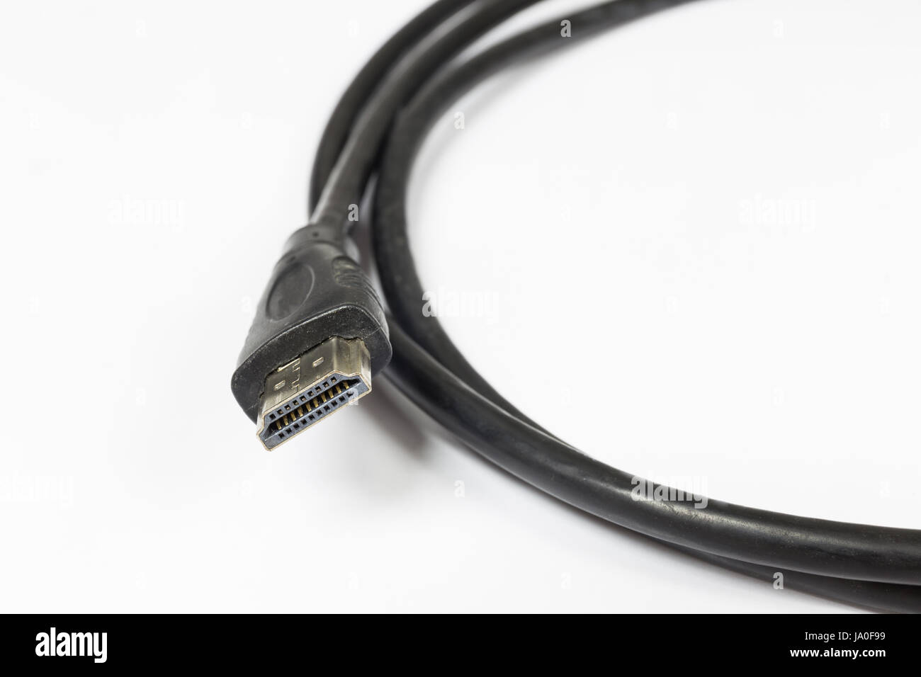 Nahaufnahme des HDMI-Kabels auf weißem Grund. Stockfoto