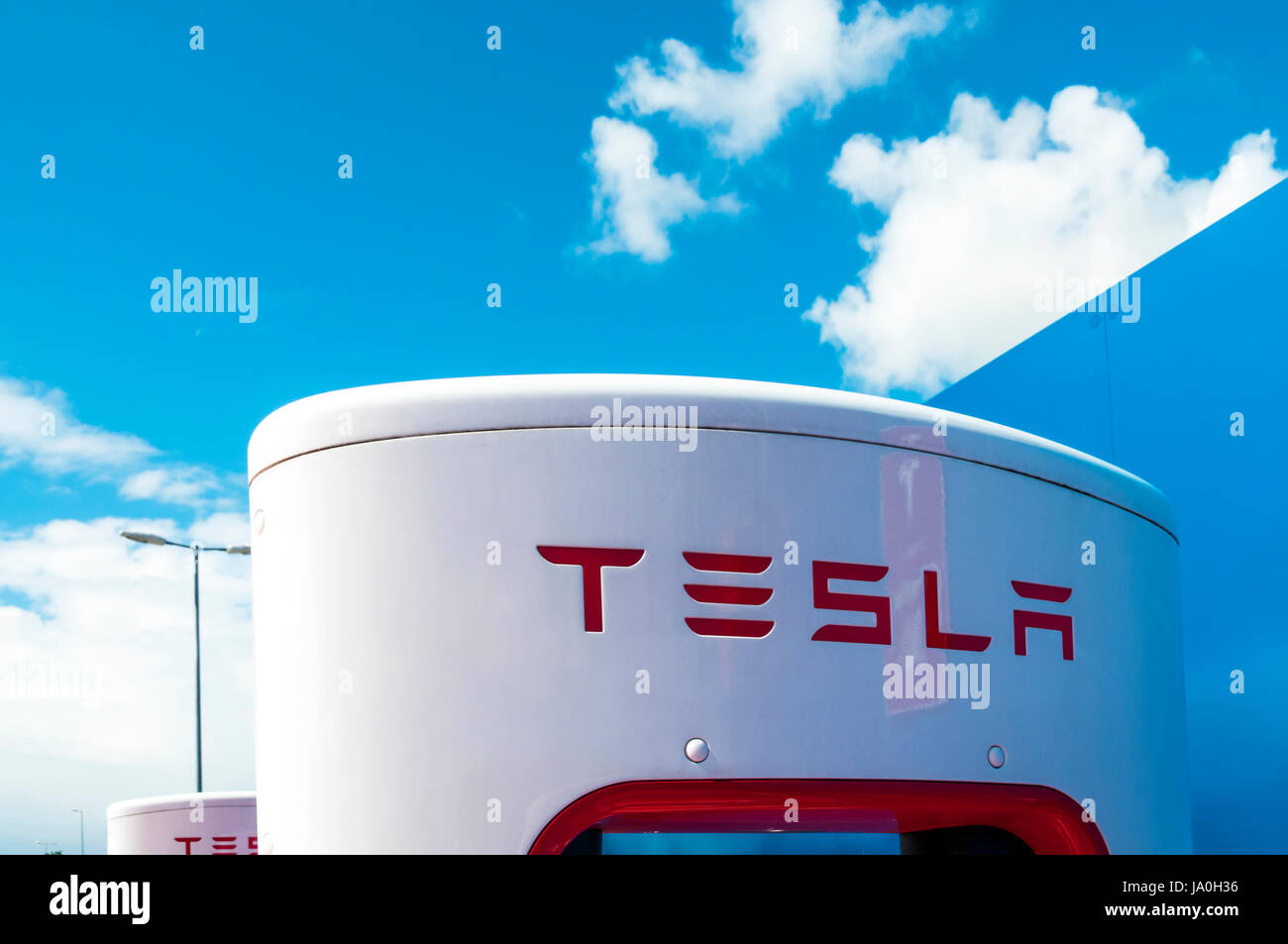 Elektro-Auto neu Ladestation für Elektroautos Tesla zeigen die Tesla, Name und logo Stockfoto