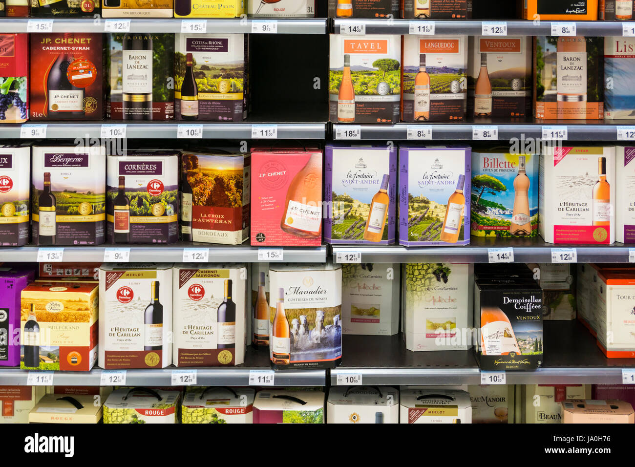 Weinkisten für Verkauf in einem französischen Supermarkt. Stockfoto