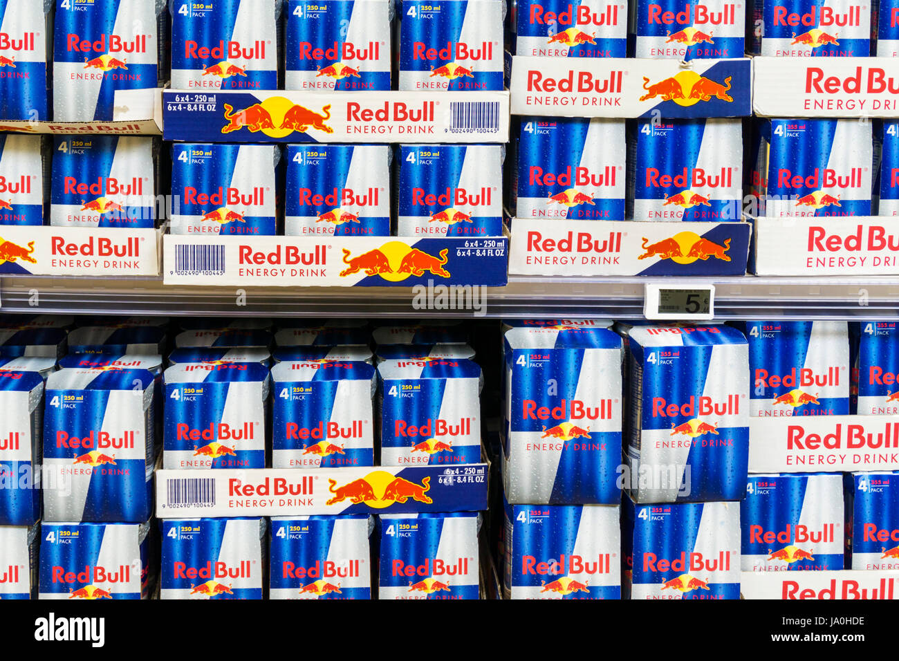 Dosen Red Bull Energy Drink für den Verkauf in einem Supermarkt. Stockfoto