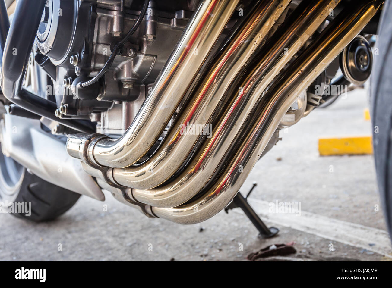 Nahaufnahme des schönen vier Auspuff Motorrad. Große Motorrad Stockfoto