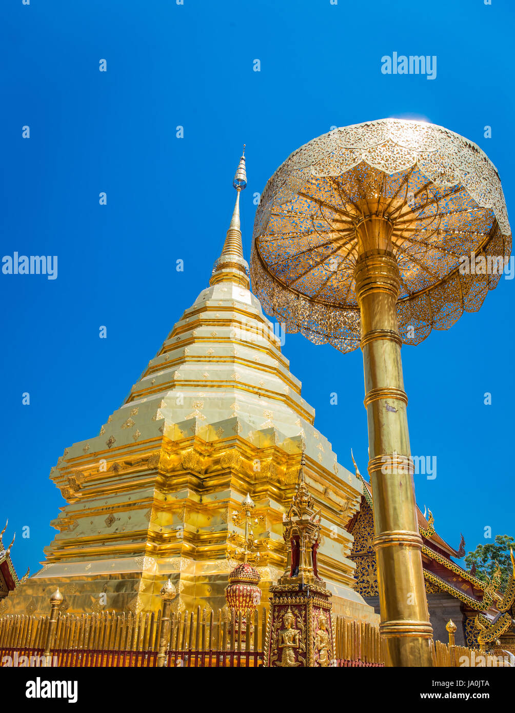 Abstrakte Goldene Pagode am Wat Phra, die Doi Suthep ist ein Theravada-buddhistischen Tempel in der Nähe von Chiang Mai, Thailand Stockfoto