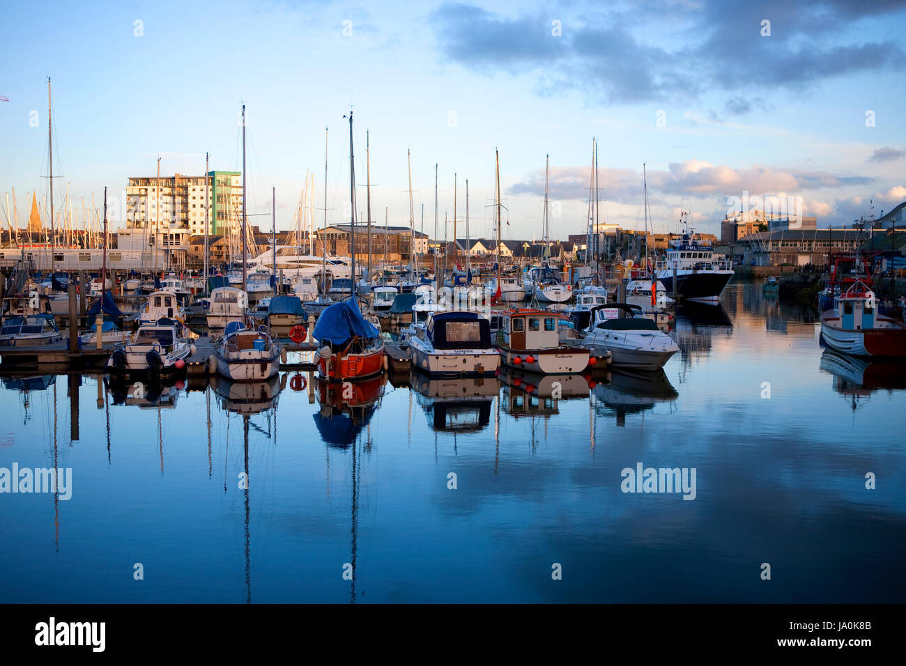 Sutton Harbour, Plymouth bei Sonnenuntergang mit Booten und Jachten verankert, Sutton Harbour, The Barbican, Plymouth, Devon, England, UK Stockfoto
