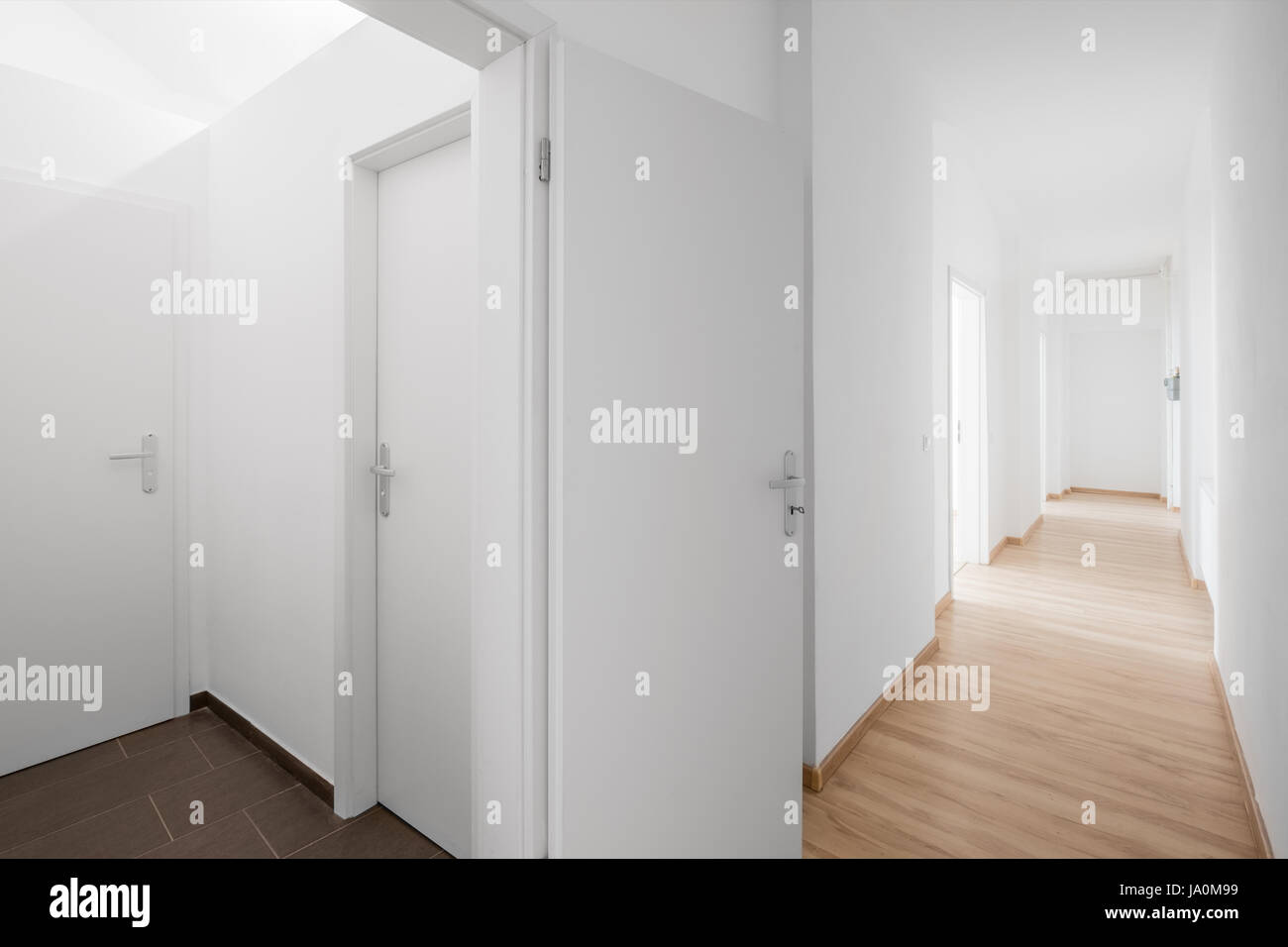 Immobilien Interieur - neue leeren Flur, weiße Wände, Türen und Parkett Stockfoto