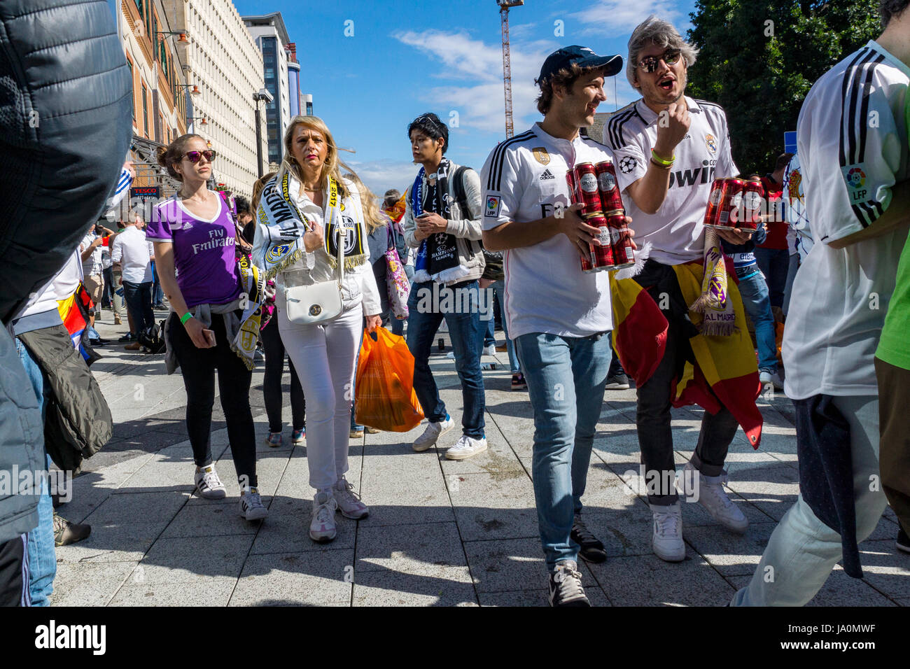 Fans feiern, Cardiff Straße, Champions League Finale 2017 Stockfoto