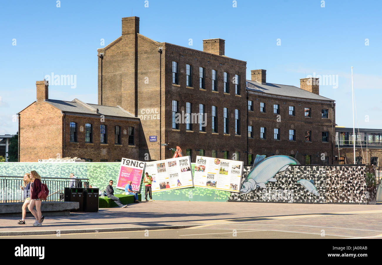 London, England - 8. August 2016: Old London und North Eastern Railway Gebäude hinter Kings Cross auf der Grannary Platz-Sanierung. Stockfoto