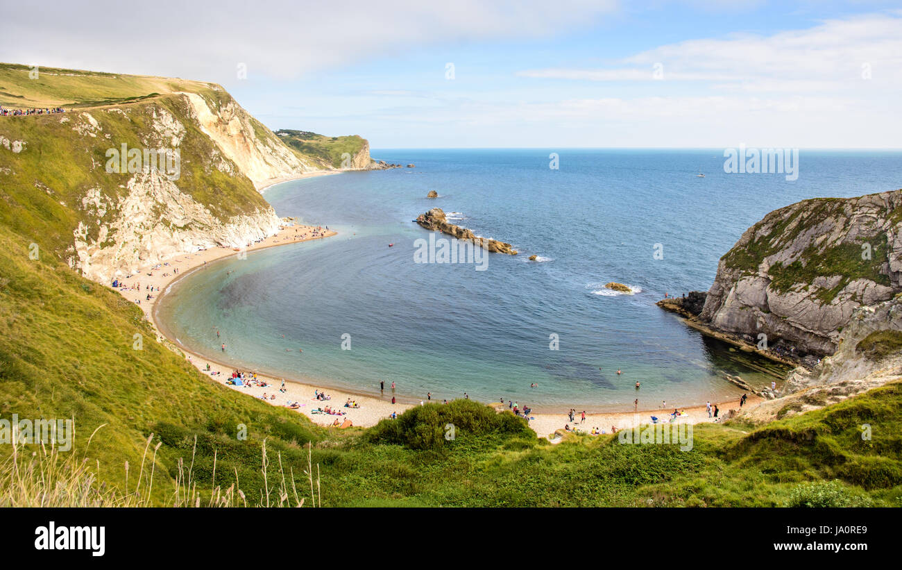 Dorset, England, UK - 13. August 2016: Urlauber Bad Mann O Krieg Bay neben Durdle Door, ein Tourist Honeypot auf der Jurassic Coast Welt Welterbekonvention Stockfoto