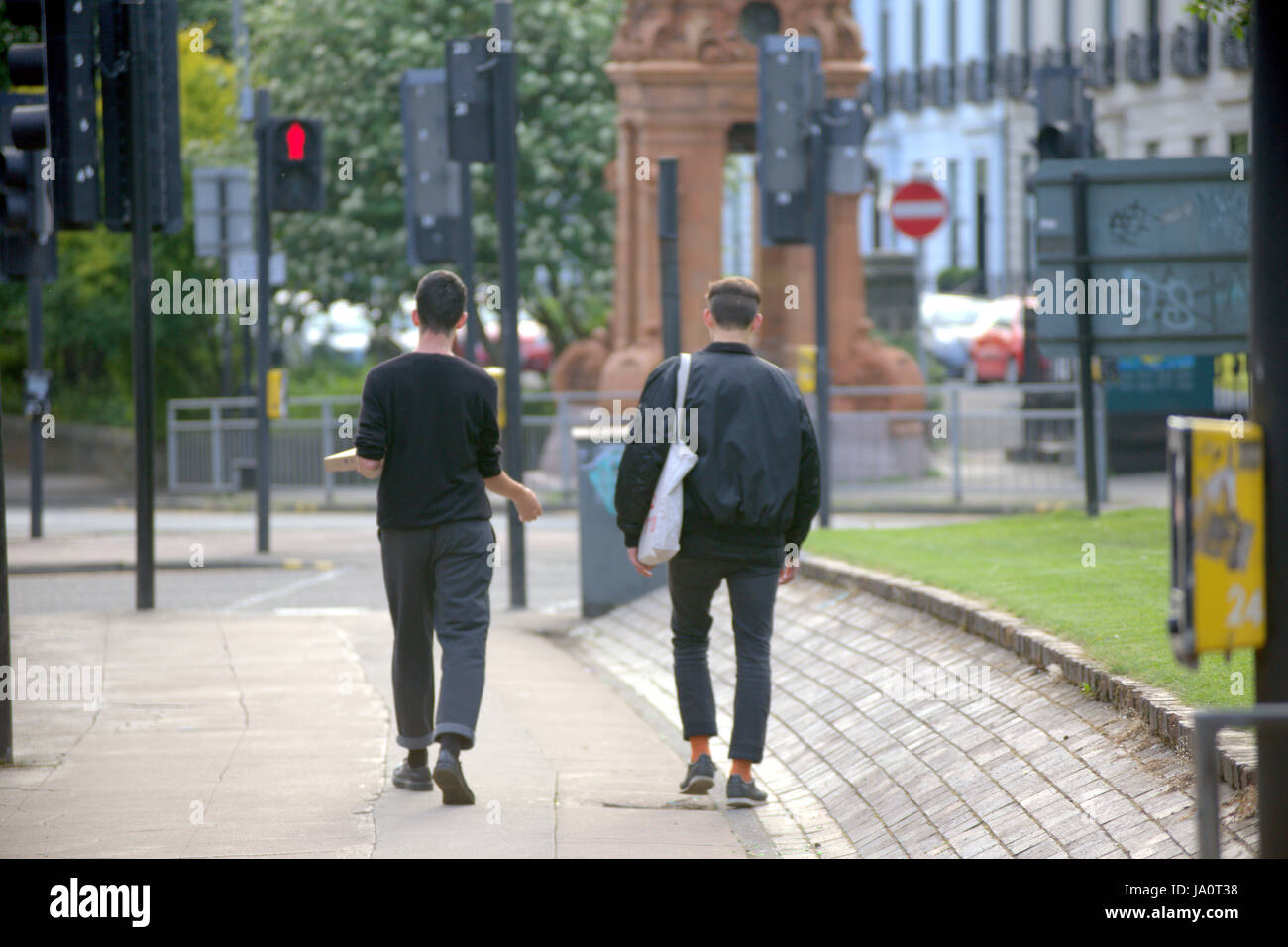 zwei junge Teenager Männer zu Fuß einkaufen auf der Straße von Glasgow Stockfoto