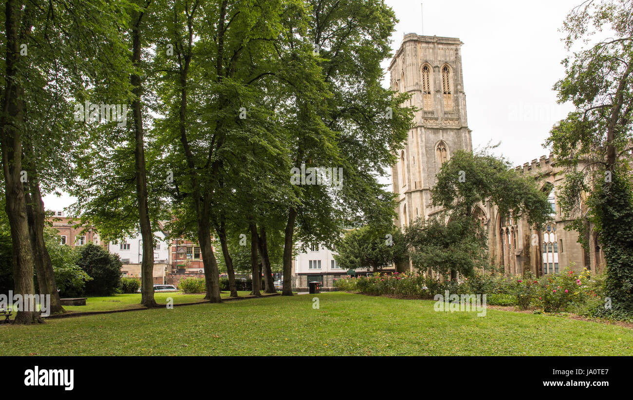 Bristol, England, UK - 17. Juli 2016: Der schiefe Turm des Tempels Kirche in Bristol, eine Ruine nach Bombardierung während des zweiten Weltkriegs. Stockfoto