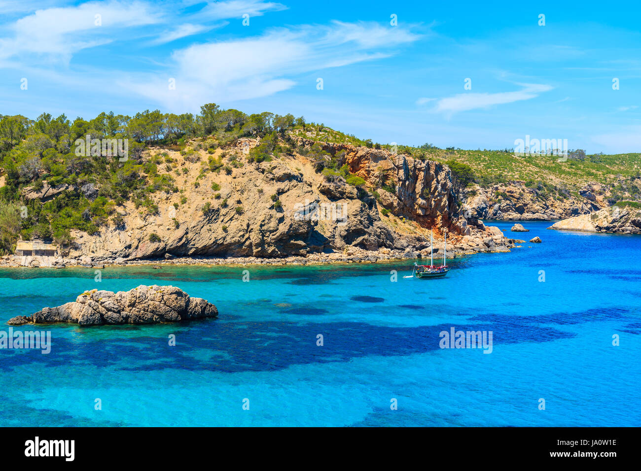 Segelboot am blauen Meer in Cala Xarraca Bucht an der nördlichen Küste von Ibiza Insel, Spanien Stockfoto