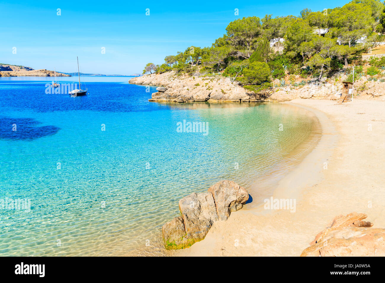 Blick auf den schönen Strand in Cala Salada berühmt für seine Azure kristallklares Meerwasser, Insel Ibiza, Spanien Stockfoto