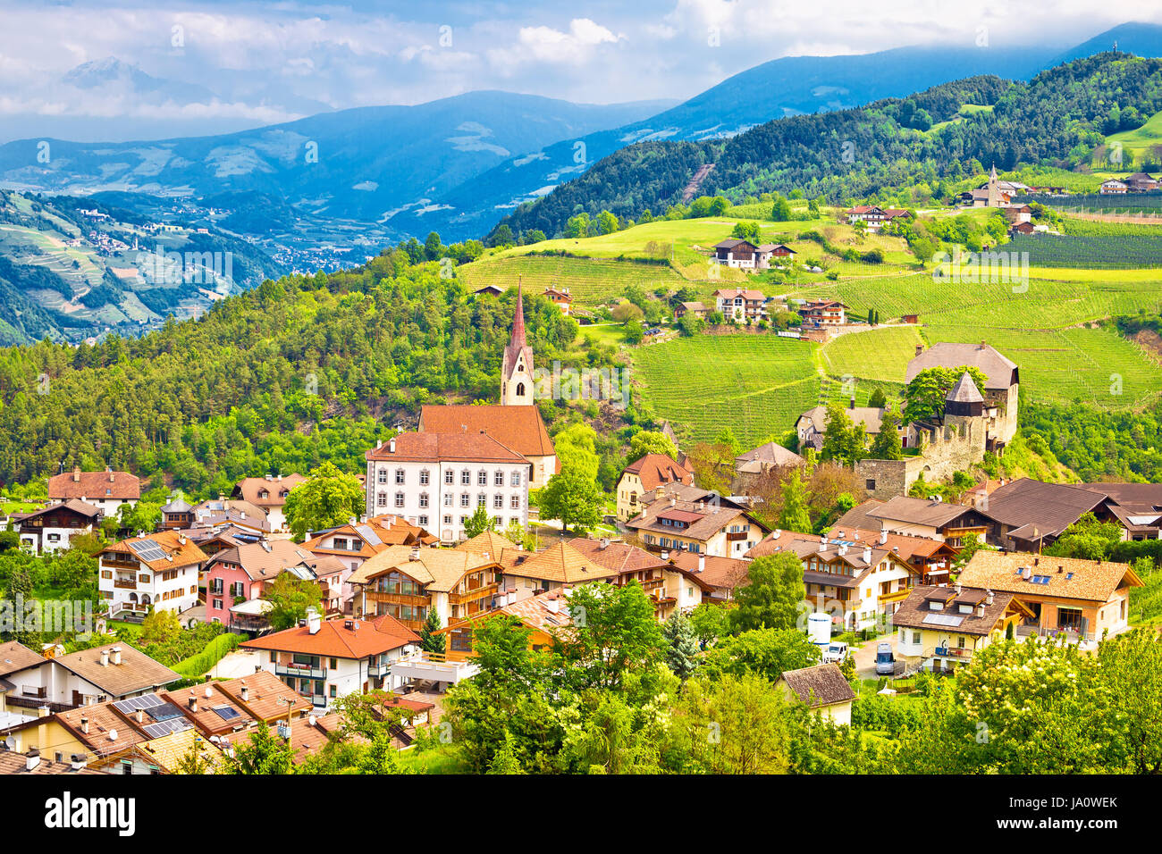 Idyllische alpine Dorf Gudon Architektur und Landschaft anzeigen, Provinz Bozen in der Region Trentino-Südtirol in Italien Stockfoto