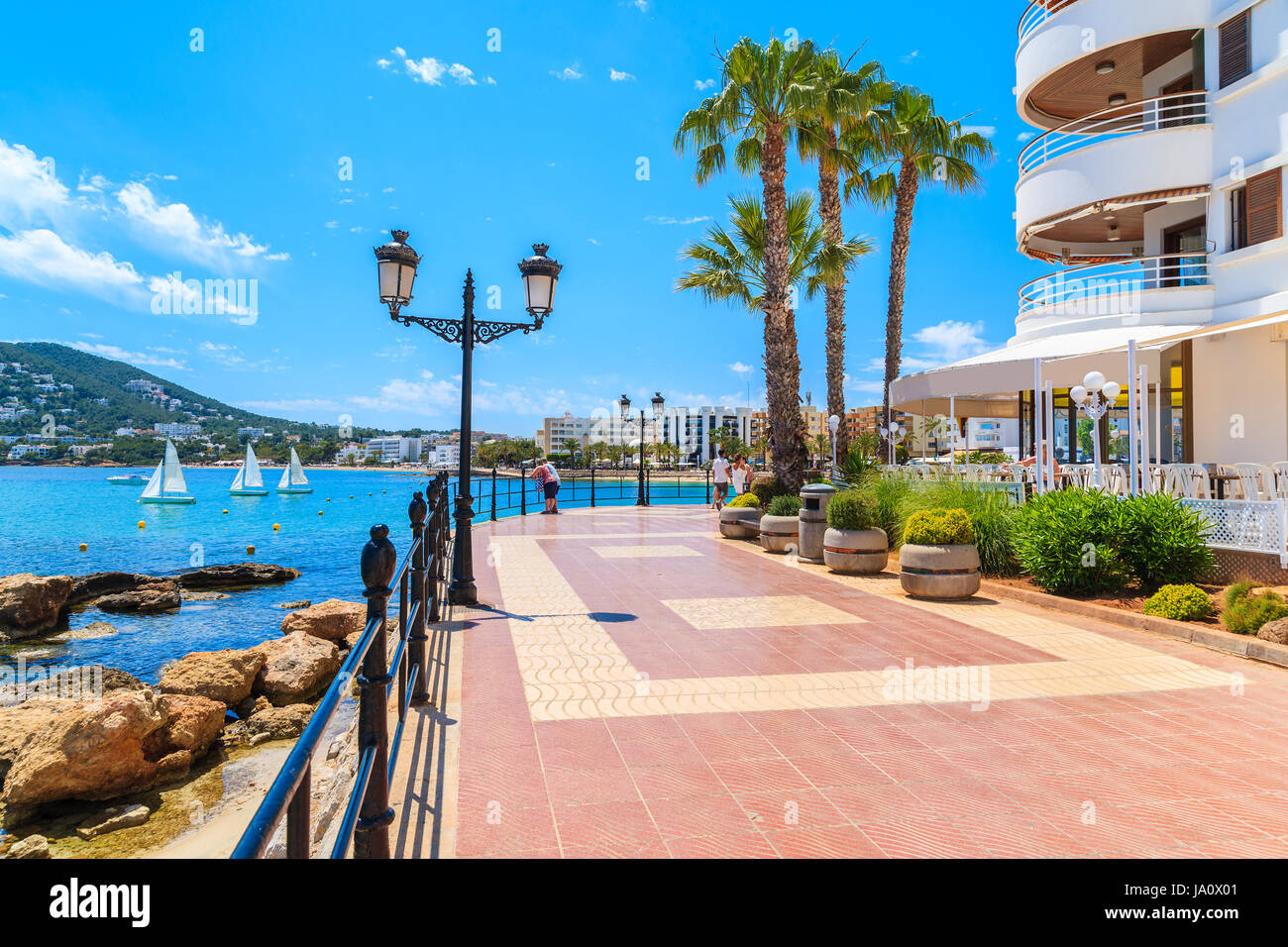 Strandpromenade am Meer in der Stadt Santa Eularia, Insel Ibiza, Spanien Stockfoto