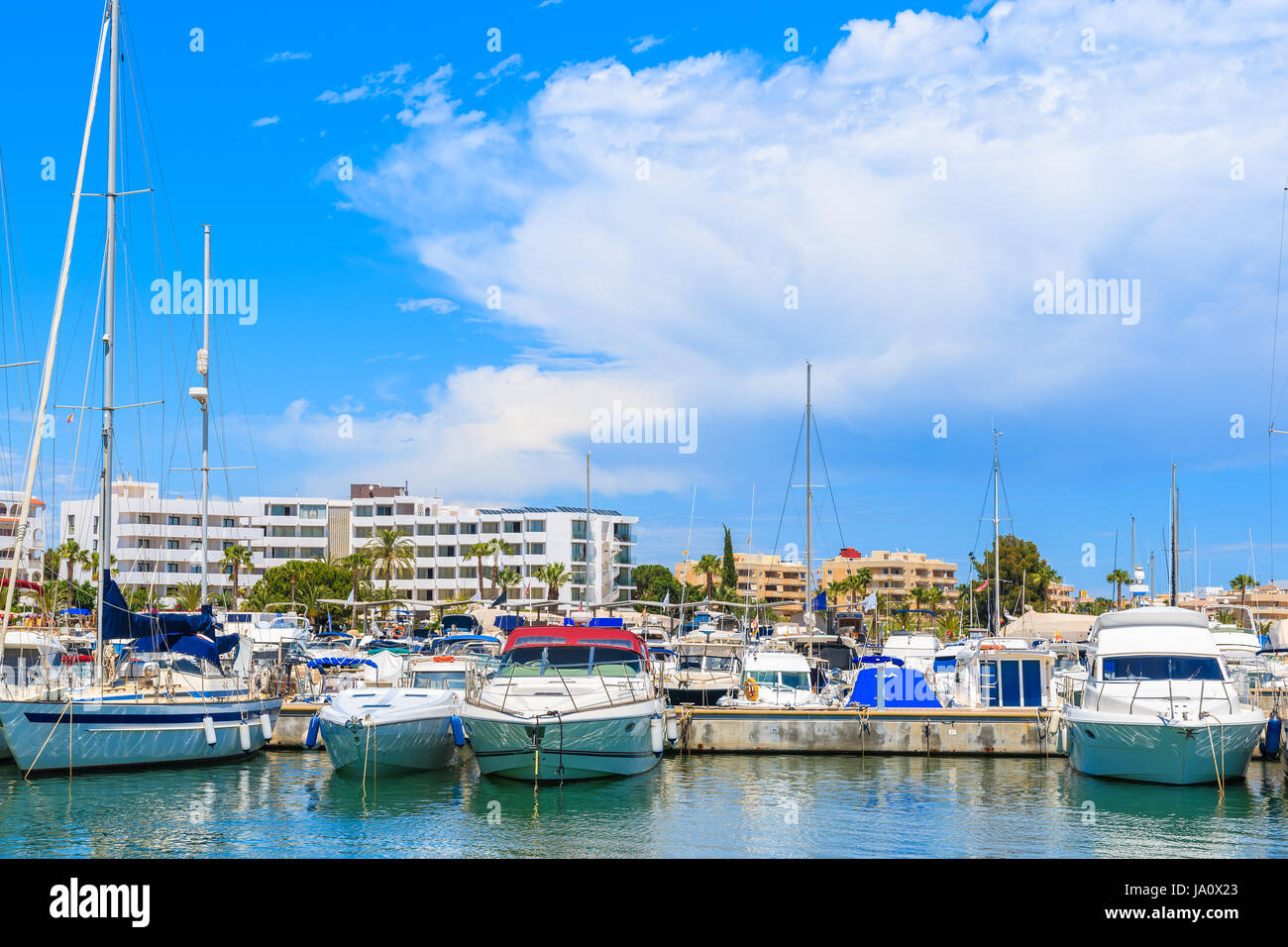 Motor- und Segelboote ankern in Santa Eularia moderne Marina, Insel Ibiza, Spanien Stockfoto