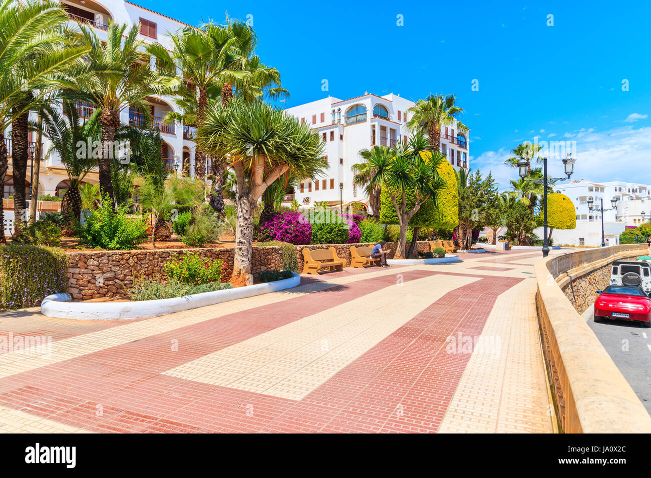 Promenade und Ferienwohnungen im traditionellen spanischen Kolonialstil in der Stadt Santa Eularia, Insel Ibiza, Spanien Stockfoto