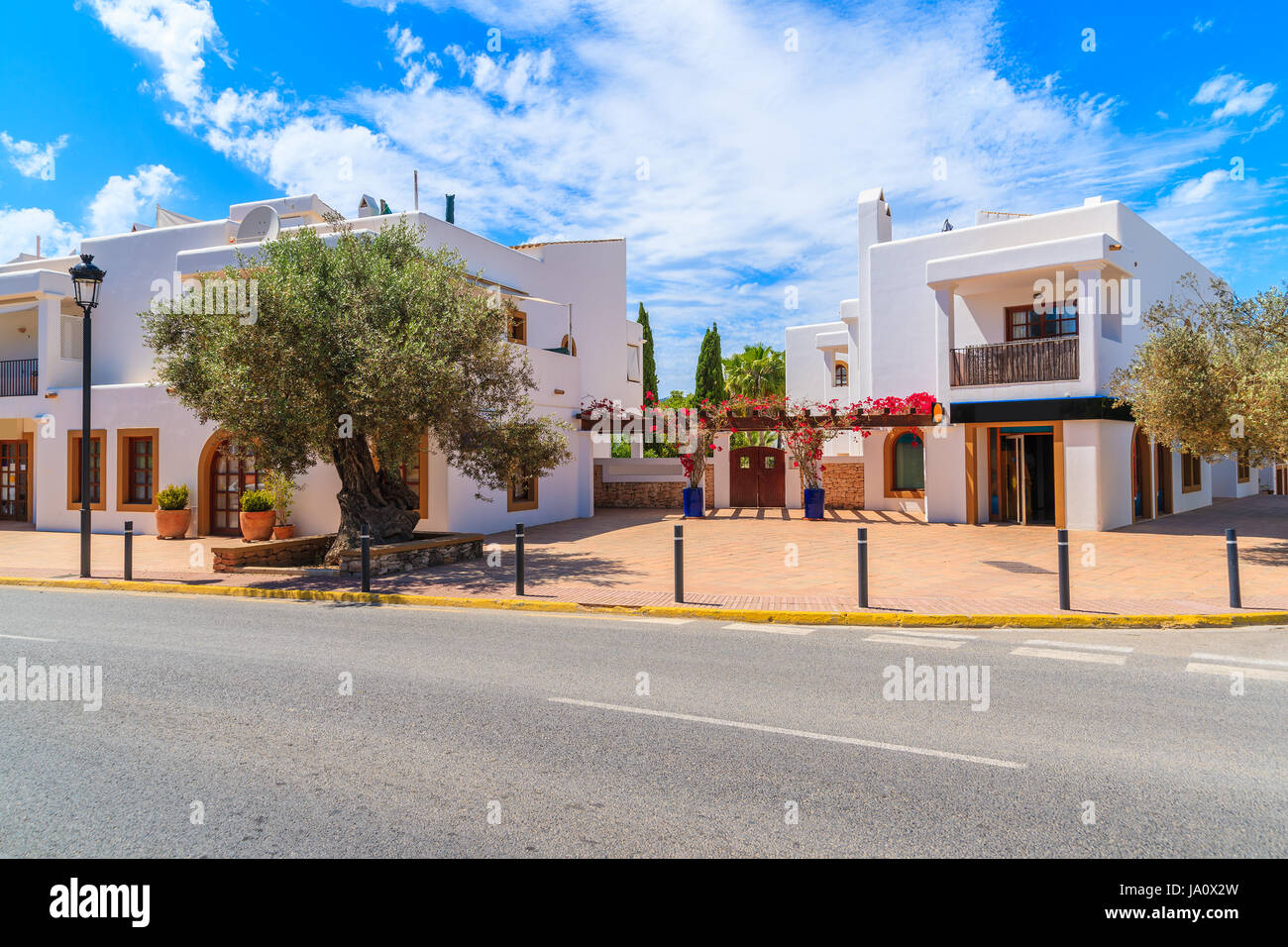 Straße mit typischen Architektur von Sant Carles de Peralta Dorf mit weiß getünchten Häusern, Insel Ibiza, Spanien Stockfoto