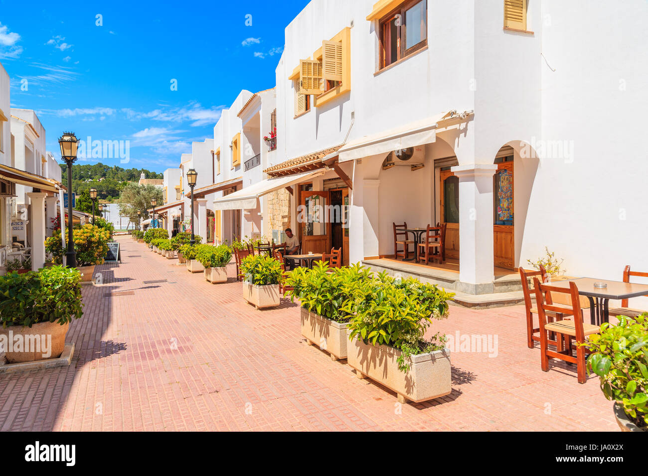Insel IBIZA, Spanien - 18. Mai 2017: Straße mit typischen Architektur von Sant Carles de Peralta Dorf mit weiß getünchten Häusern, Insel Ibiza, Spanien. Stockfoto