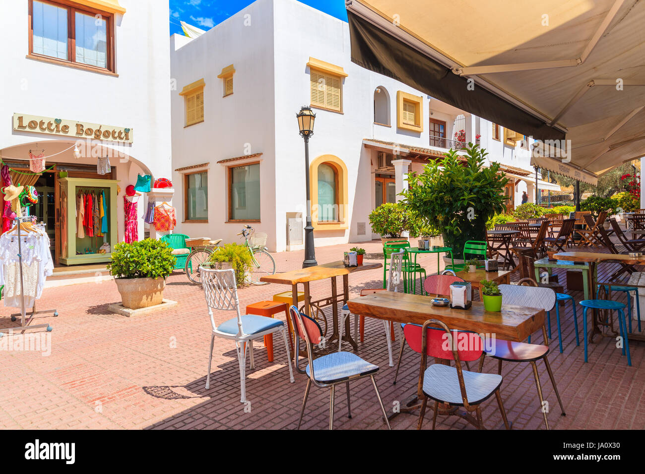 Insel IBIZA, Spanien - 18. Mai 2017: bunte Restauranttische auf Straße in Sant Carles de Peralta Dorf, Insel Ibiza, Spanien. Stockfoto