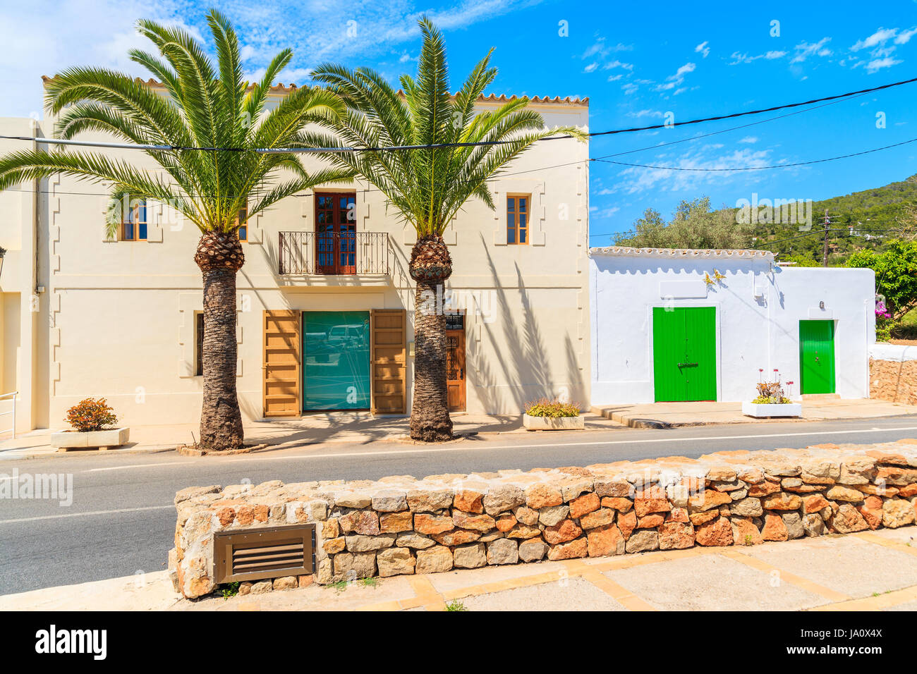 Straße mit typischen Architektur von Sant Carles de Peralta Dorf mit bunten Häusern, Insel Ibiza, Spanien Stockfoto