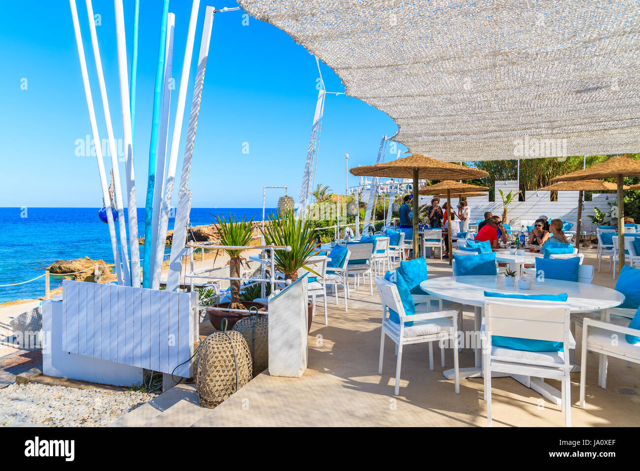 Insel IBIZA, Spanien - 20. Mai 2017: Tabellen in Cala Nova Strandrestaurant und Blick aufs Meer, Insel Ibiza, Spanien. Stockfoto