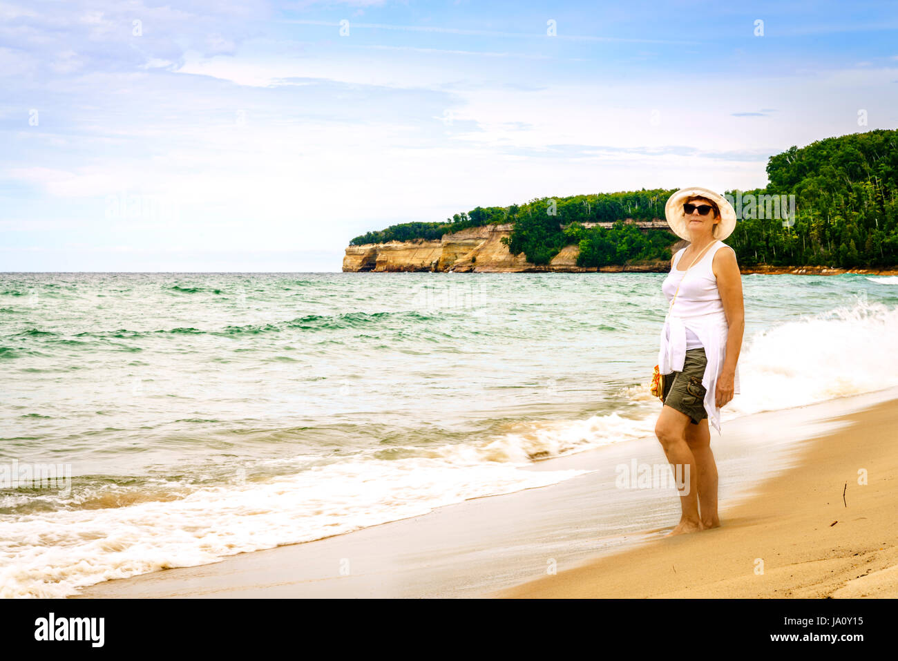 Glücklich Reife Frau an einem Strand auf obere Halbinsel, Michigan Stockfoto