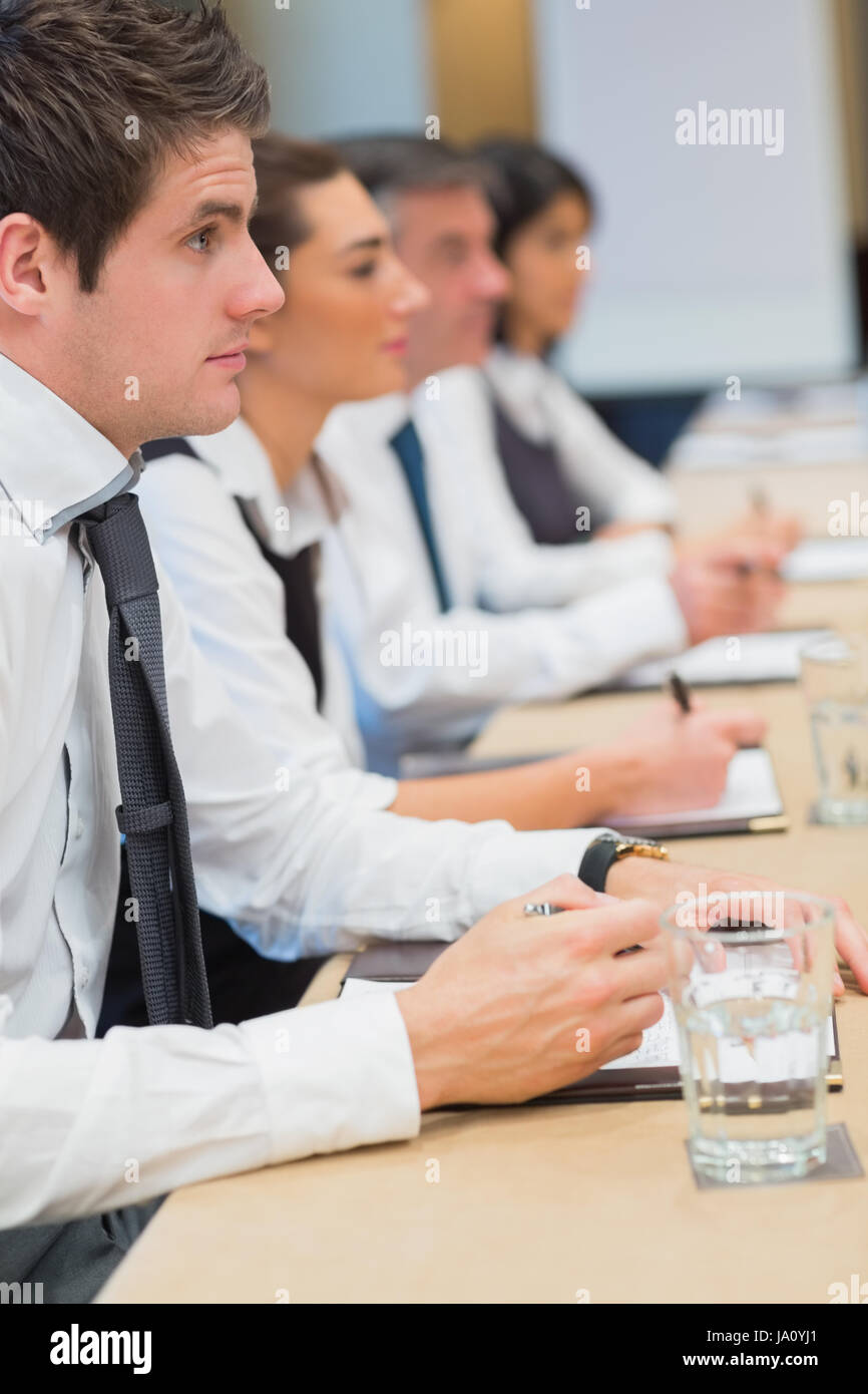 Geschäftsmann, lauschte während der Sitzung Stockfoto