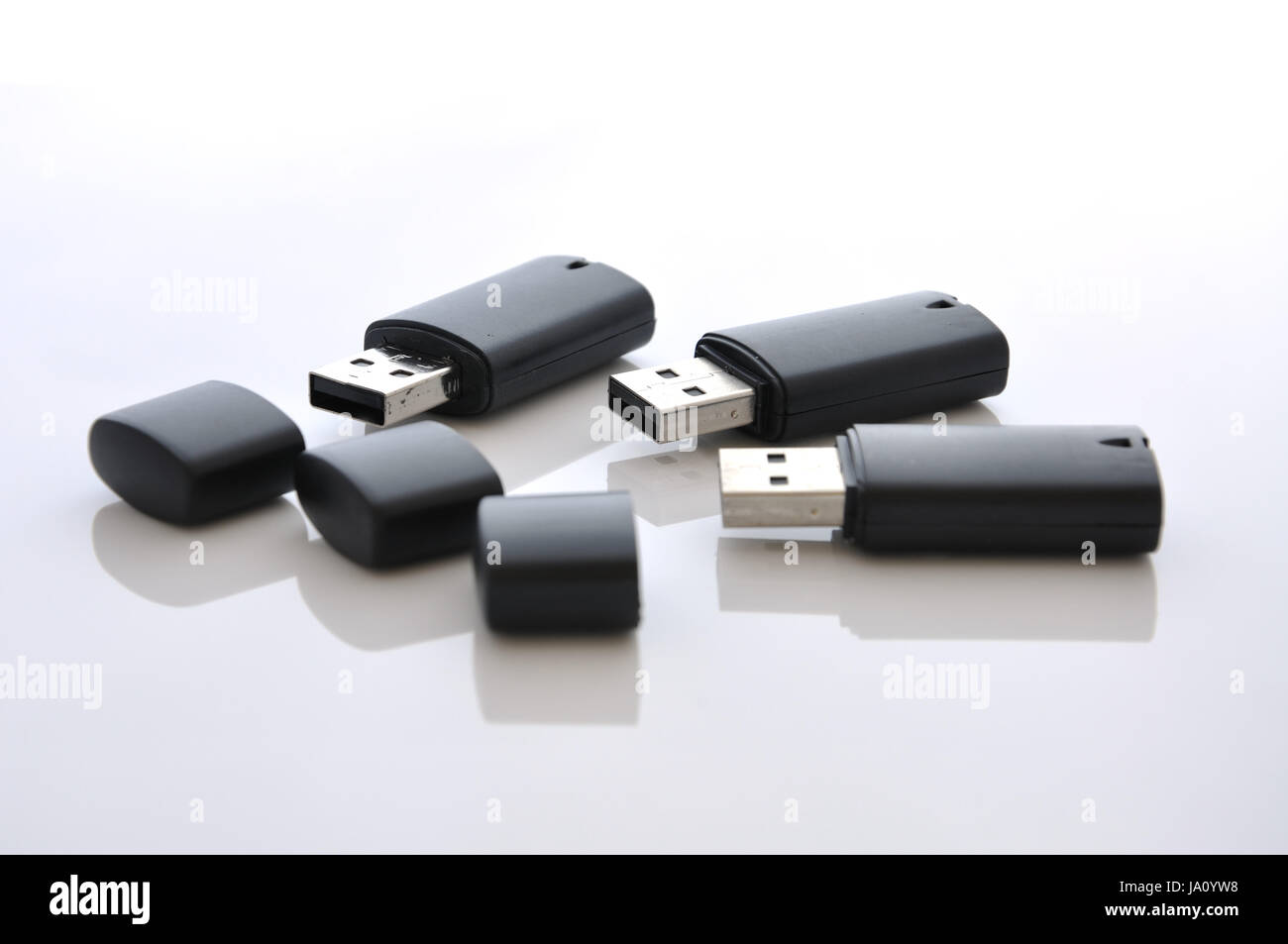 Schwarz USB-Flash-Laufwerke, offen und bereit für den Einsatz. Stockfoto