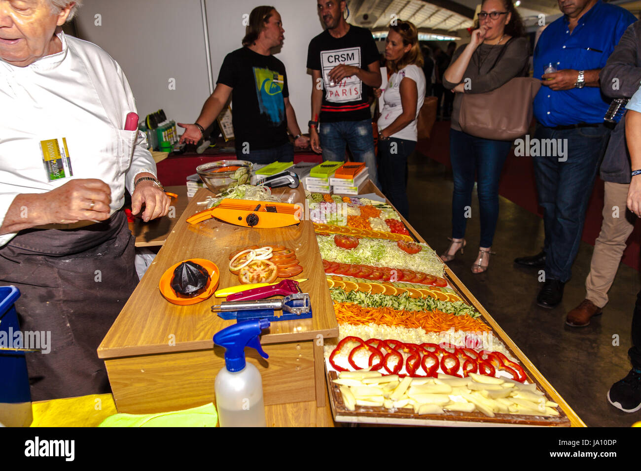 Koch schneiden Gemüse während der Gastrocanarias Gastronomie Messe statt in Santa Cruz De Tenerife 2017 Stockfoto