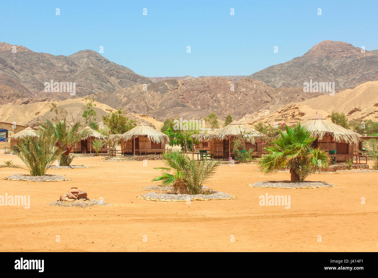 Ferienhaus in einem Lager in Sinai, Taba Wüste mit dem Hintergrund auf das Meer und die Berge. Stockfoto