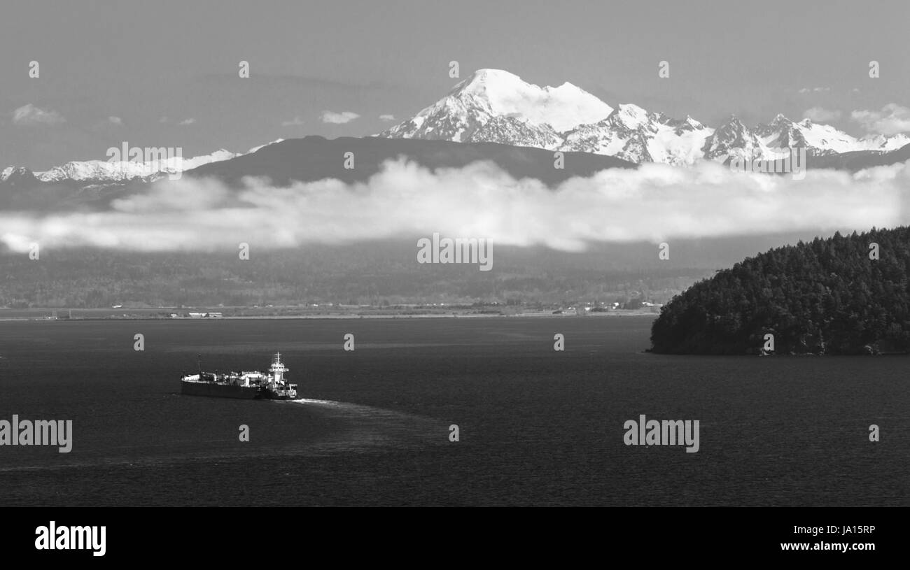 ein großes Schiff legt im Puget Sound mit Mt Baker mit Blick auf Stockfoto