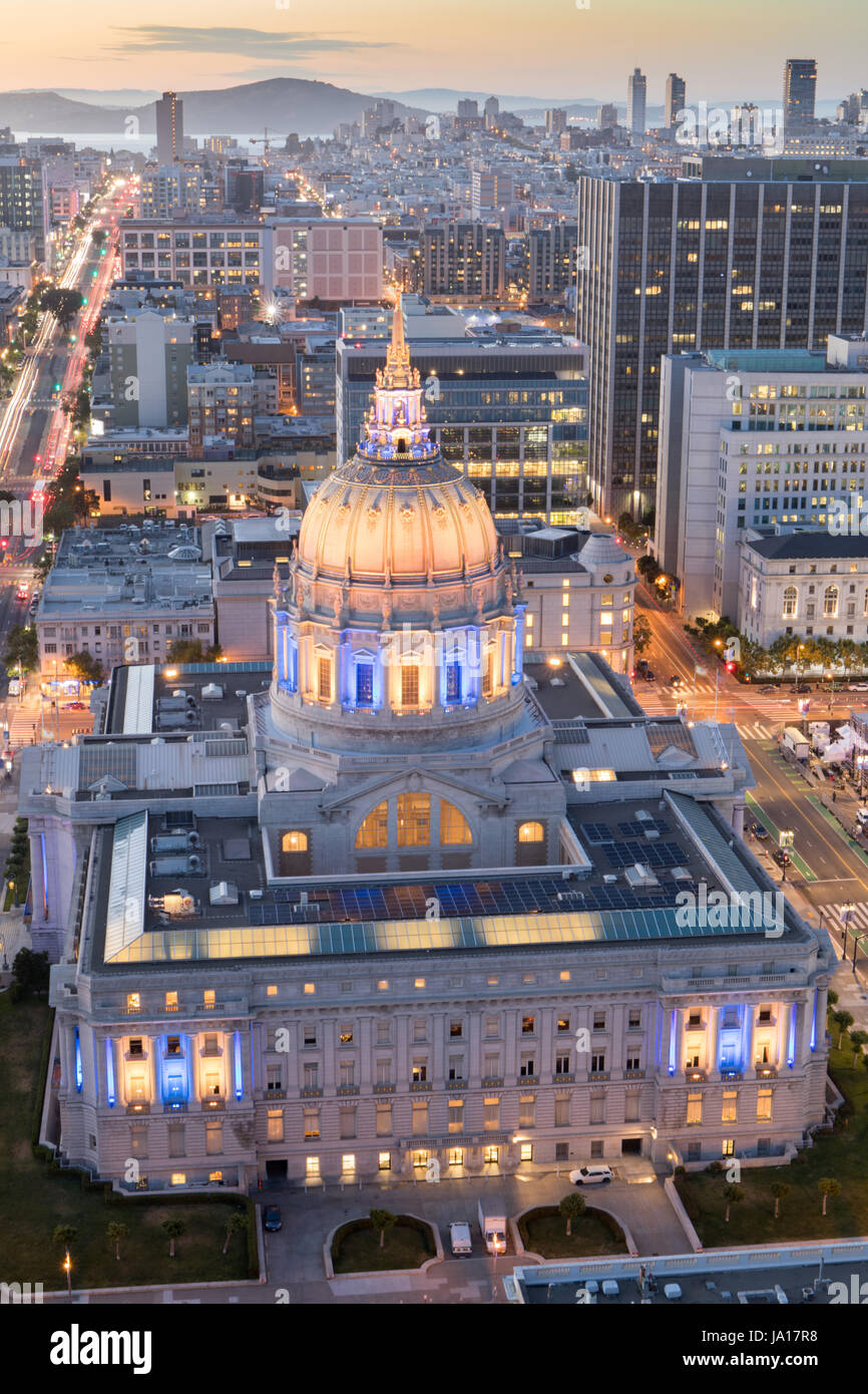 San Francisco City Hall in der Abenddämmerung auf der Nord-West Suche. Stockfoto